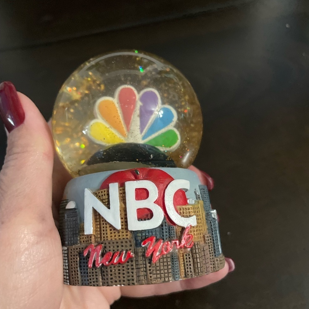 Novelty NBC Studio New York Gold Glitter Snow Globe - Picture 3 of 4